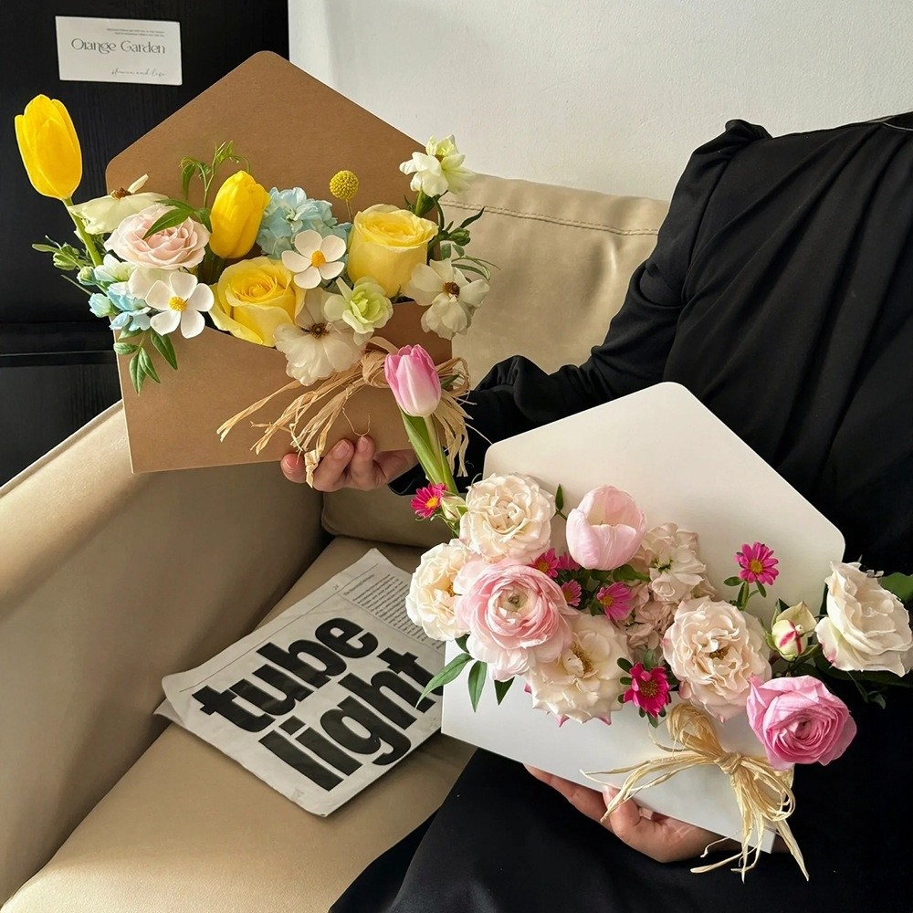 封筒型の段ボール製フラワーギフトボックス、花束包装用の文字デ - The Florist Supply Shop のレビューと価格